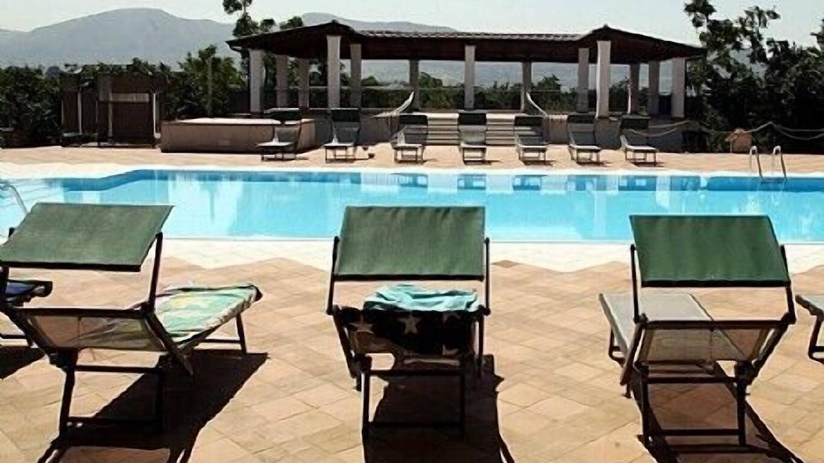 San Cipriano Picentino House | Casa Nocciola B, fully refundable with voucher*: A graceful two-story apartment surrounded by the greenery.