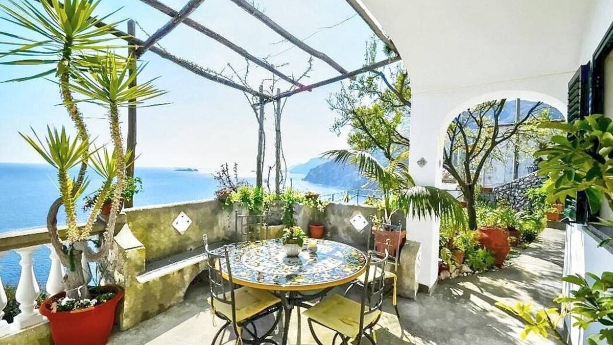 Arienzo House | Casa Odetta: A bright apartment which faces the sun and the sea, with Free WI-FI.