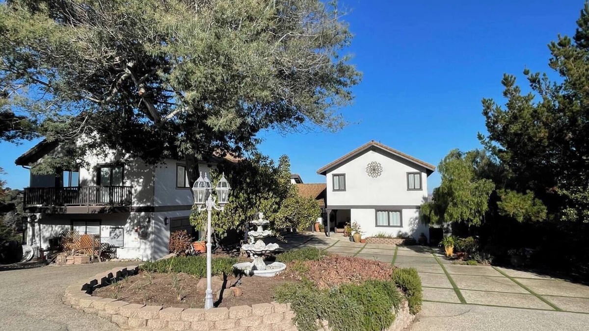 Monterey House | Casa on the Hill