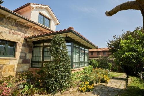 Parbayon House | Casa Parbayón Encanto entre Jardines y Luz Natural