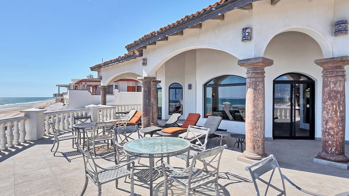 Las Conchas House | Casa Playa: luxurious furnishings, oceanfront views, private honeymoon suite