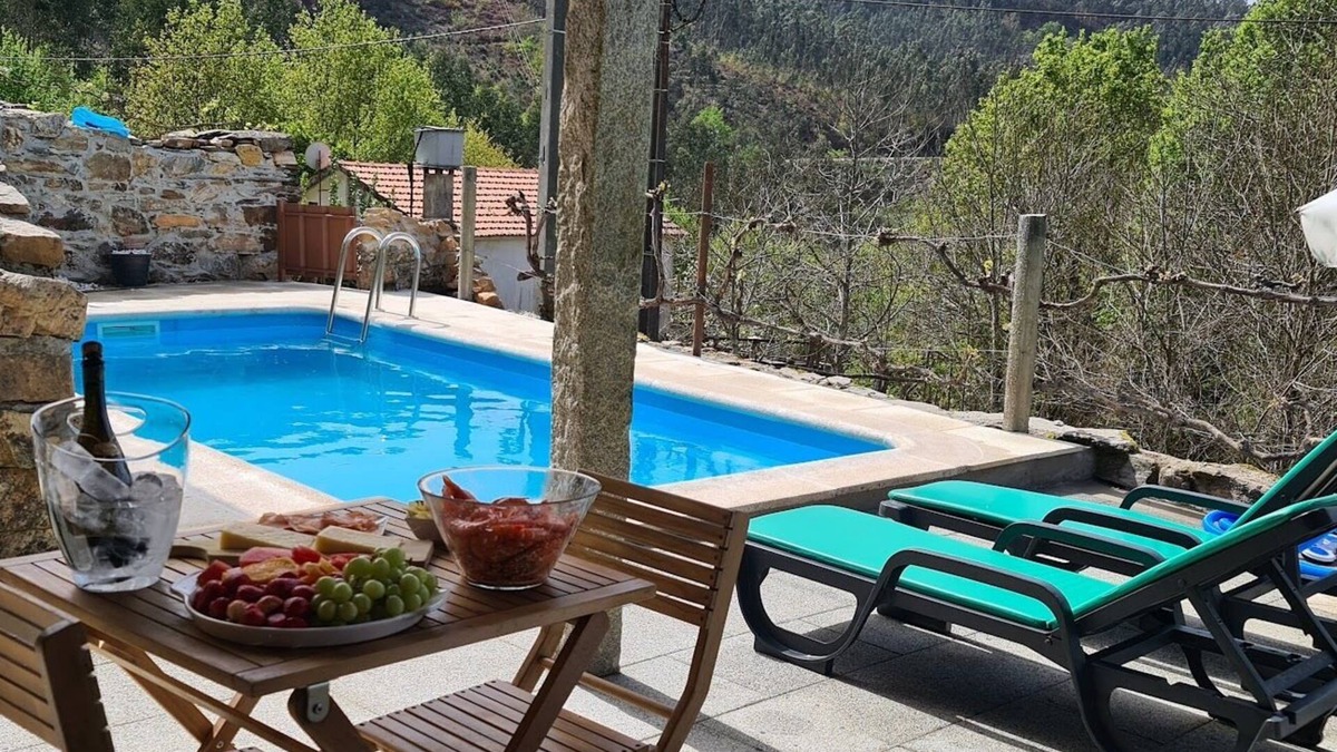 Oliveira de Frades House | Casa Privada com Piscina no Meio da Natureza