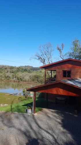 Maximiliano de Almeida House | Casa rústica às margens do lago