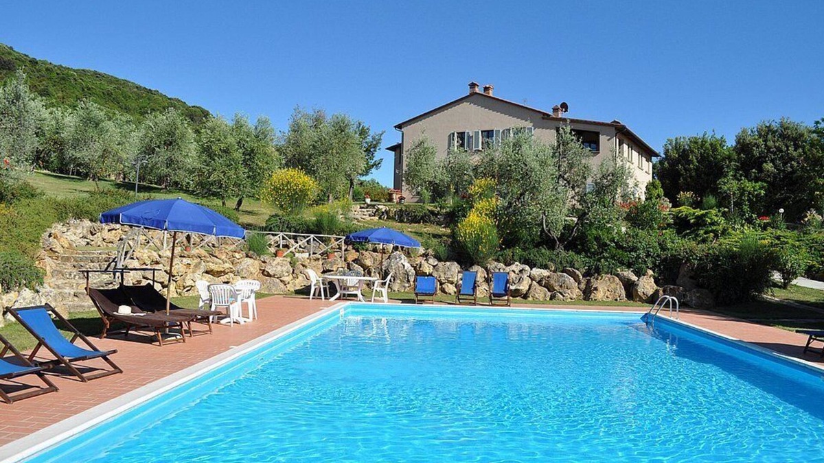 Iano House | Casa Raissa C: A characteristic and welcoming apartment that is part of a villa immersed in a splendid landscape, in a lovely little hamlet, with Free WI-FI.