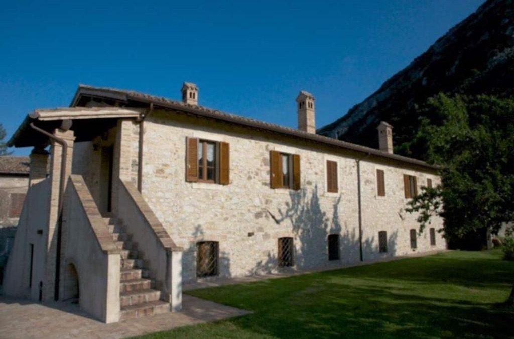 Pale House | Casa ridente nella valle del Menotre con giardino