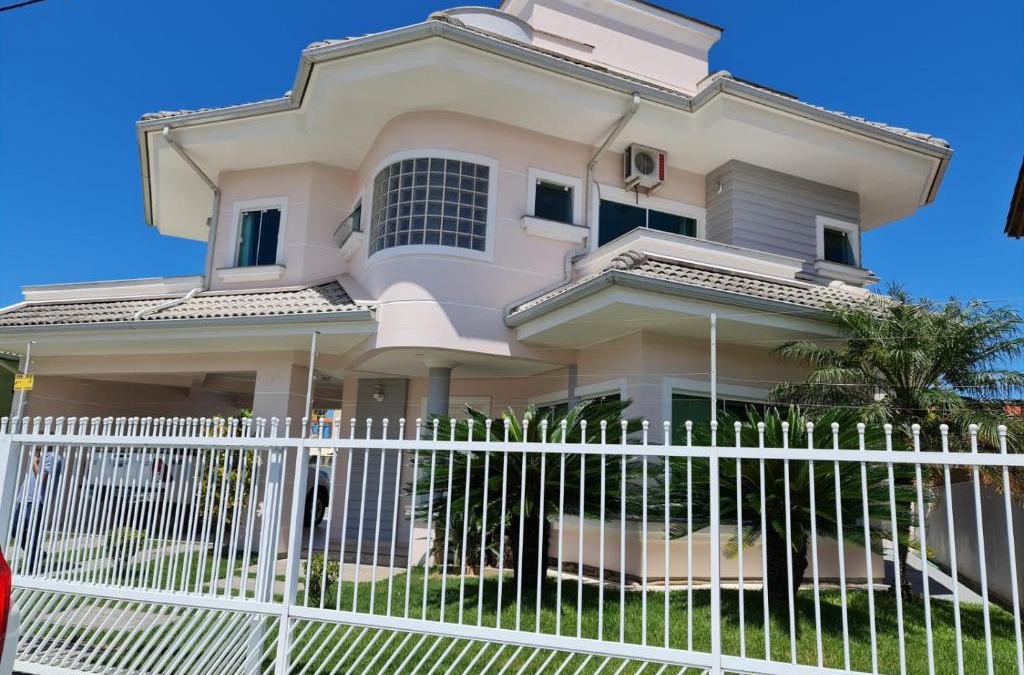 Ingleses Sul House | Casa Rosa com 7 quartos - Edícula completa a 150 metros da Praia