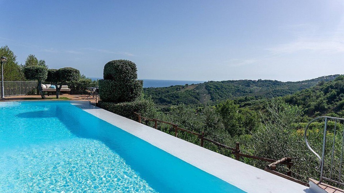 Casal Velino House | Casa Rosamunda A: A graceful apartment that is part of a villa surrounded by the greenery, with Free WI-FI.