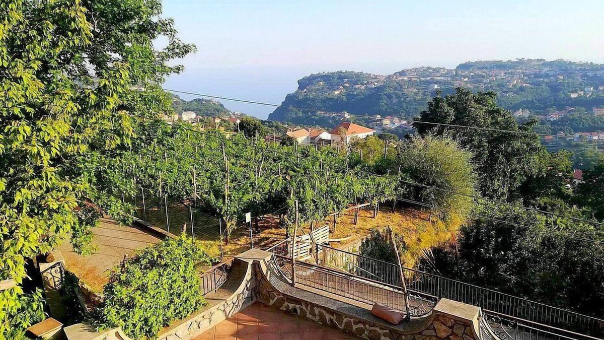 Agerola House | Casa Rosea: A characteristic two-story apartment that is part of a villa built sheer above the valley, with Free WI-FI.