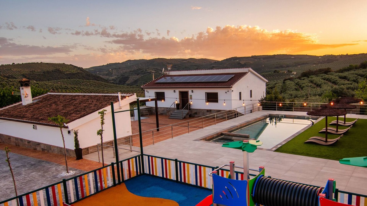 Montefrio Villa | Casa Rural con Piscina y Jacuzzi con Capacidad Máxima Para 16 Personas