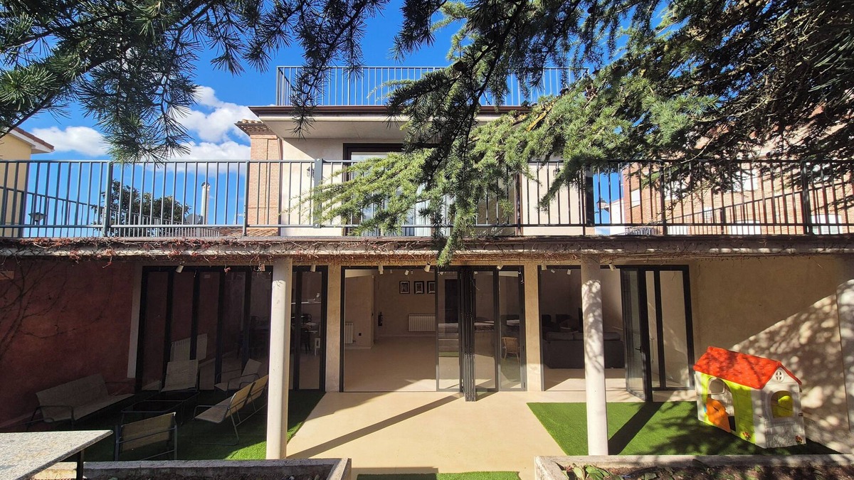 Alesanco House | Casa Rural Las Bengoas in Rioja by vineyards – 9 rooms Sleeps 30 with Bar & BBQ