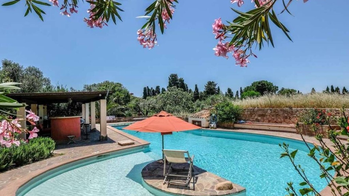 Chia Cottage | Casa Rustico, large pool, 350m from the beach, by the river.