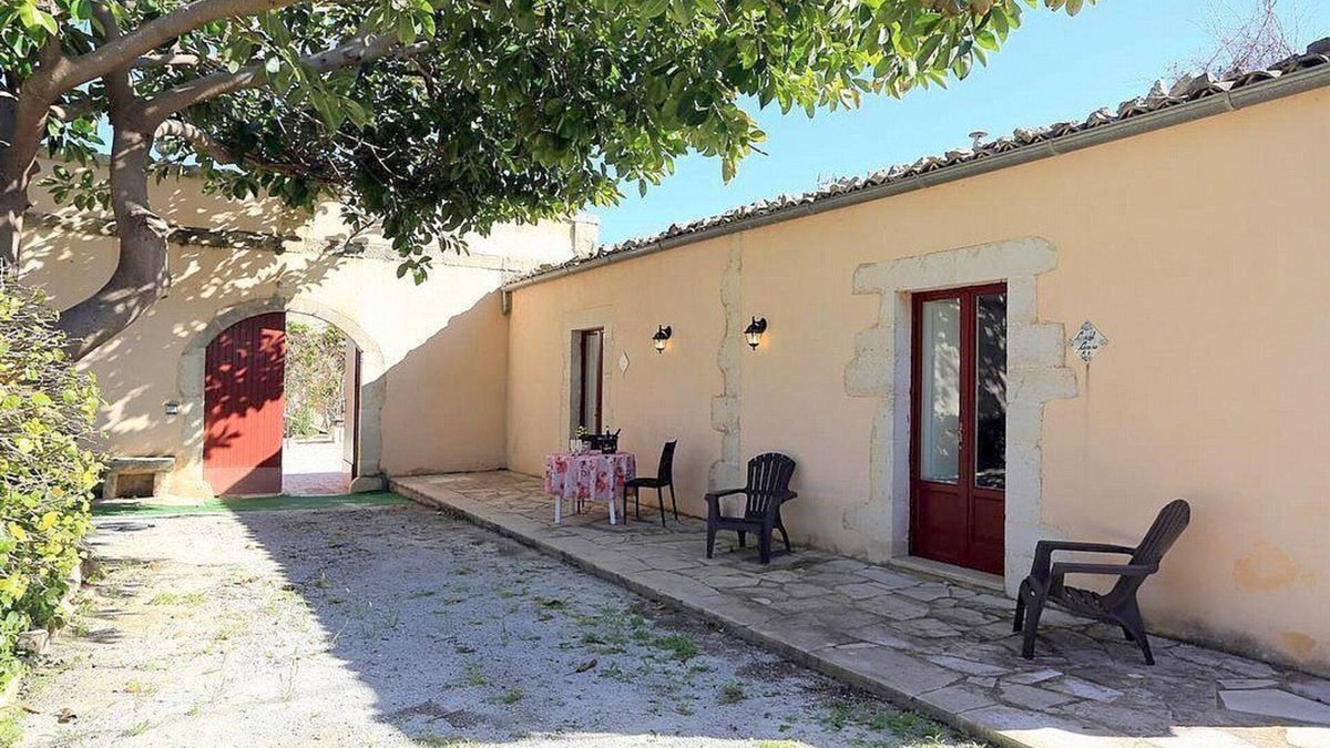 Santa Croce Camerina House | Casa Sabedda B: A characteristic and welcoming apartment that is part of an ancient country house in a quiet position, surrounded by the Sicilian countryside, with Free WI-FI.