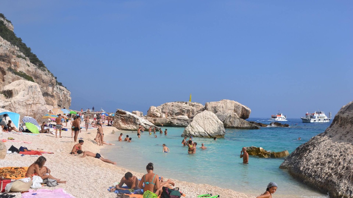 Girasole House | Casa Santina House located in a large Mediterranean garden