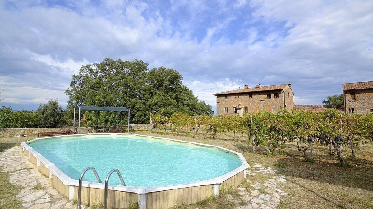 Monteriggioni House | Casa Scoiattolo B: A cozy and welcoming apartment surrounded by meadows and by green hills, with Free WI-FI.