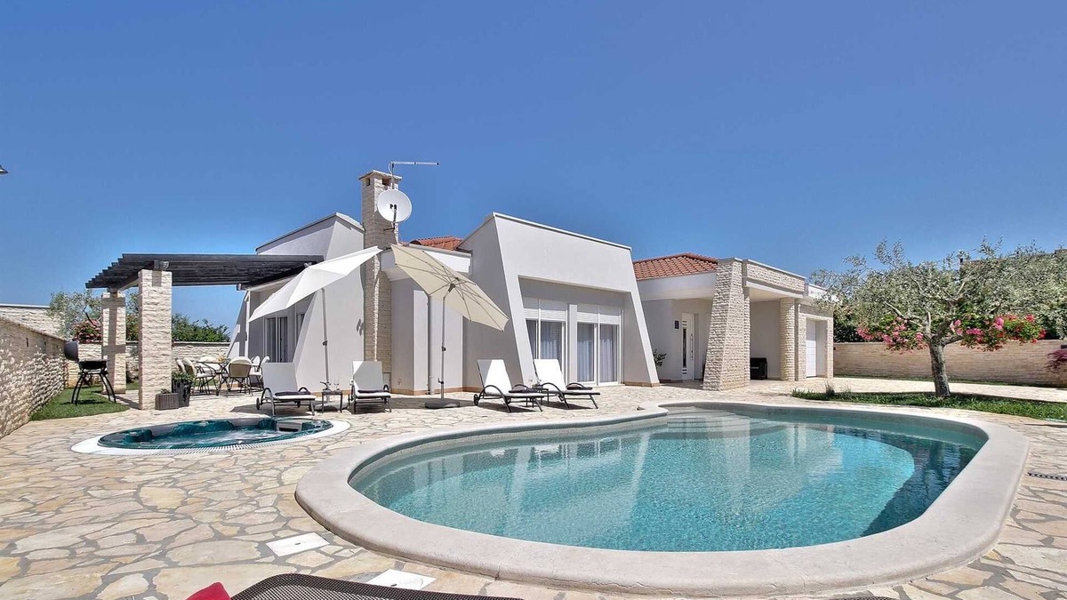 Finida Villa | Casa Siesta with swimming pool, jacuzzi & garage