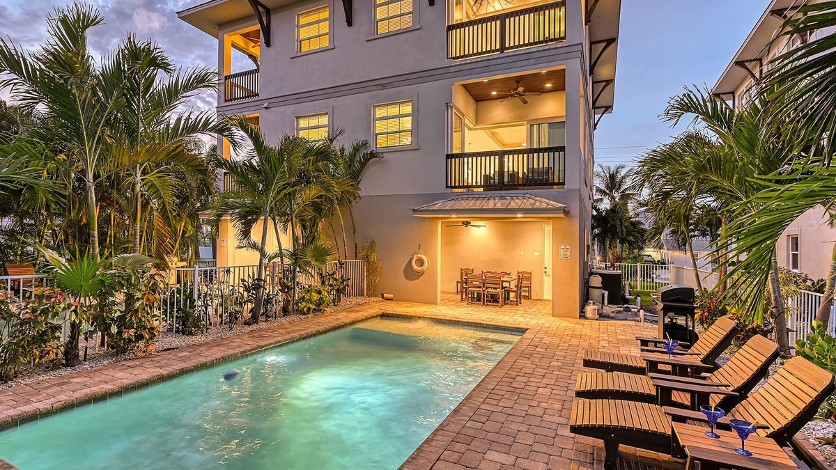 Siesta Key House | Casa Stolida | Pet Friendly 🐶 Ping Pong Table, Private Heated Pool, Steps to Beach!