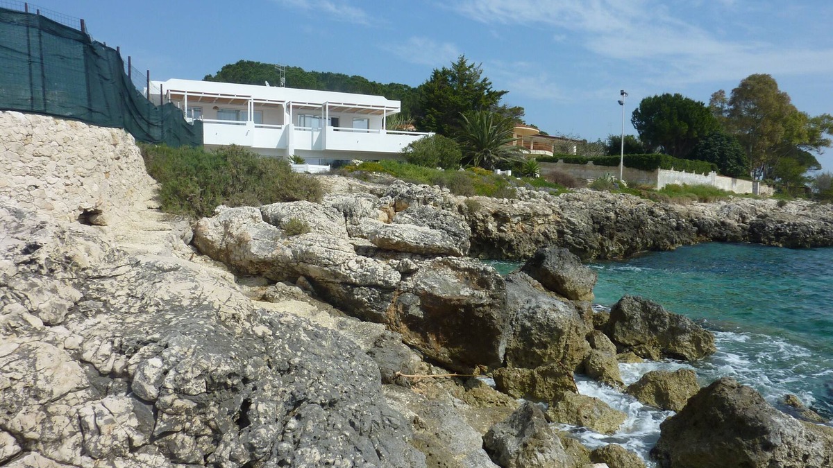 Fontane Bianche Villa | Casa sugli Scogli overlooking the bay at Fontane Bianche