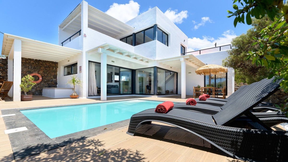 Conil Ski Chalet | Casa Sur, Sea Views from Conil Lanzarote with heated pool