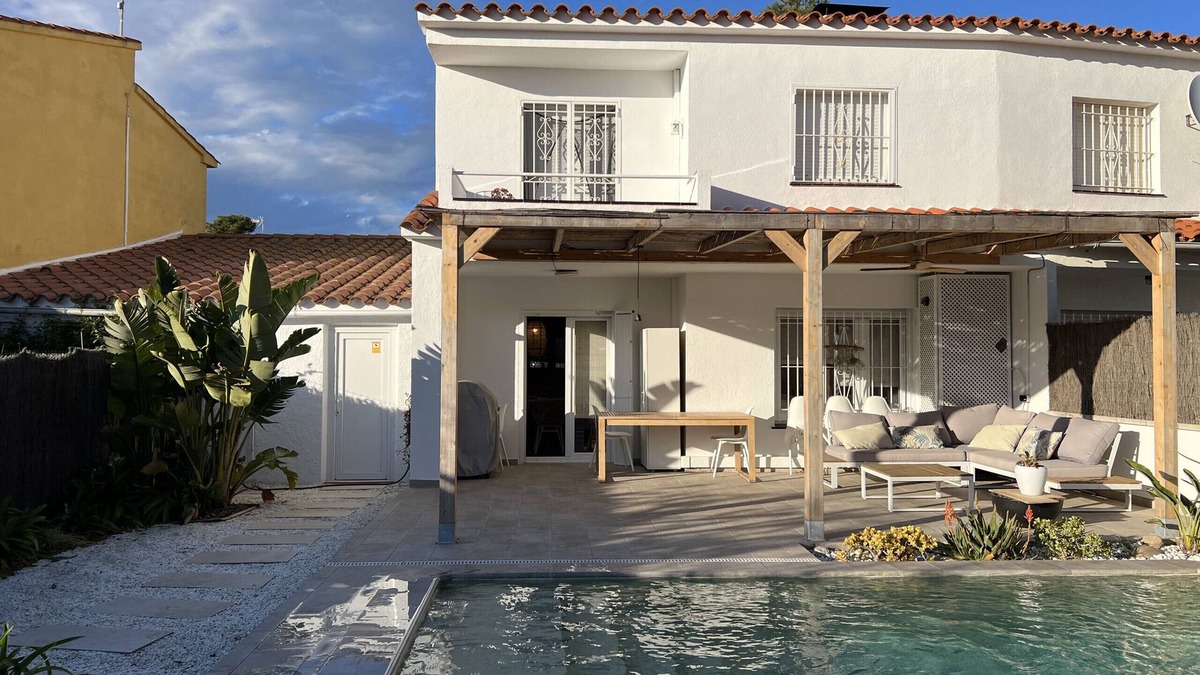 Mas Pinell House | Casa Surf - Private Pool, Aircon, close to the beach