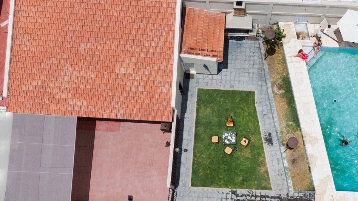 Guaymallen House | Casa Syrah: Lodging with parking, games room and swimming pool.