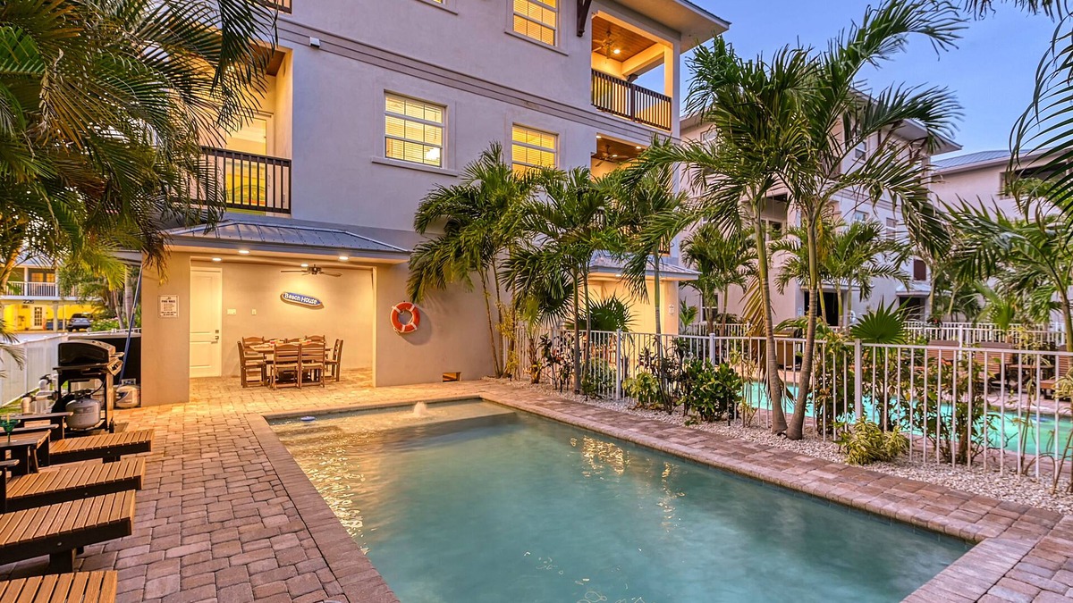 Siesta Key House | Casa Tegula | Pet Friendly 🐶 Ping Pong Table, Private Heated Pool, Steps to Beach!
