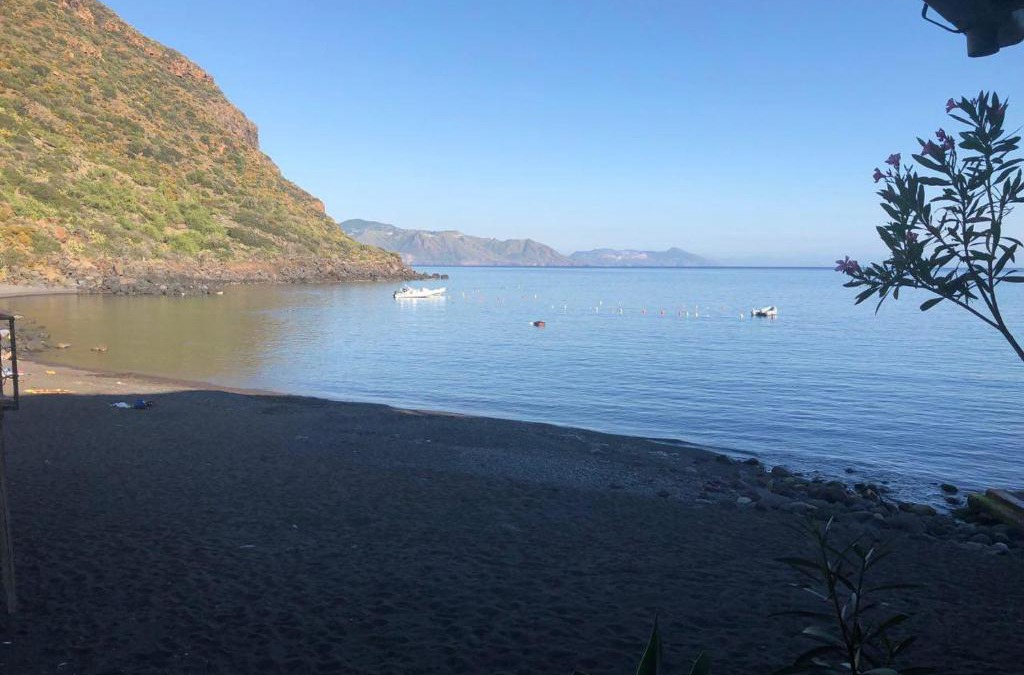 Rinella Apartment | Casa tipica eoliana sulla spiaggia nera di Rinella