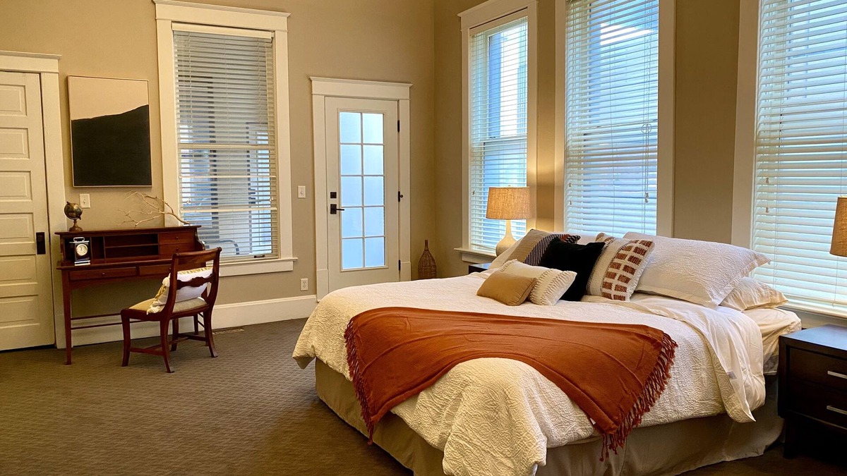 Downtown Apartment | Casa Urbana's - The Artisan Bedroom