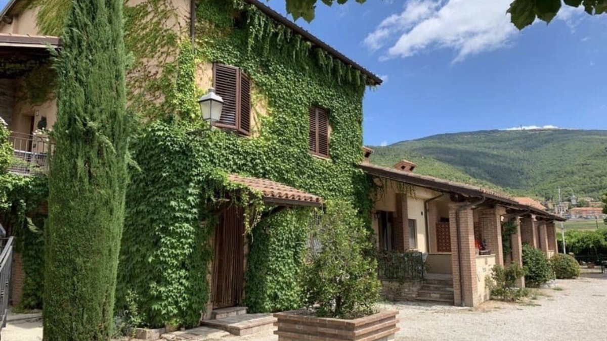 Fossato di Vico Condo | Casa Vacanza con Piscina e Campo da Padel