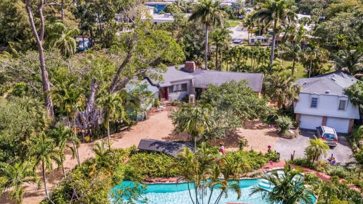 Lazy Lake House | Casa Valenti Old Florida Guest House on Secluded Acre
