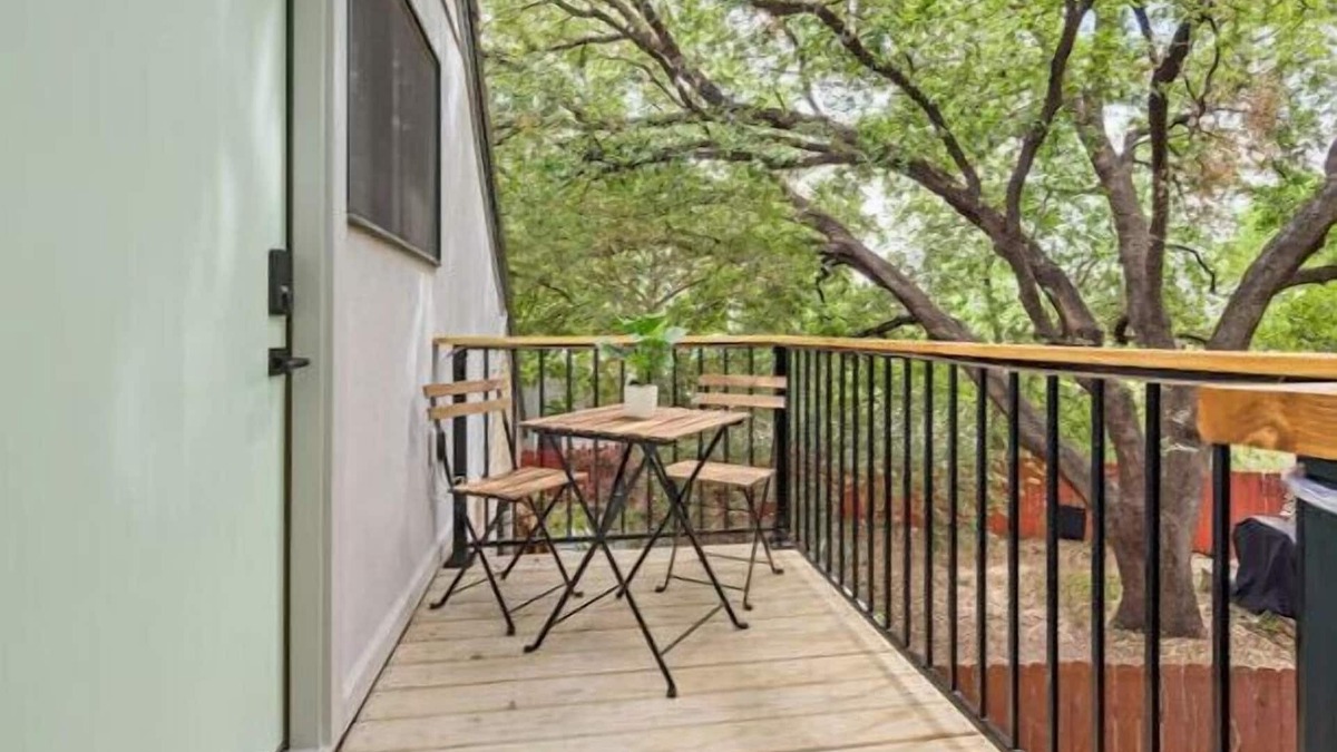 Riverside Apartment | Casa Verde: A Studio Retreat 5 Minutes to Downtown