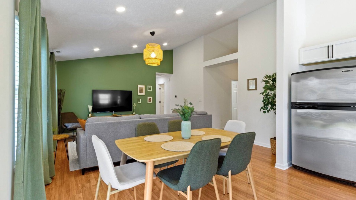 Indianapolis House | Casa Verde -Single-Story, Huge backyard, Baby crib