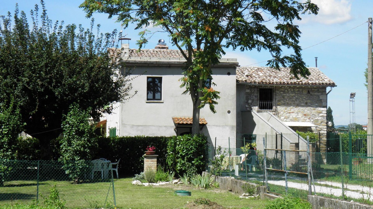 Monteluiano House | Casa Vincia 5-6 beds on two levels with a large garden