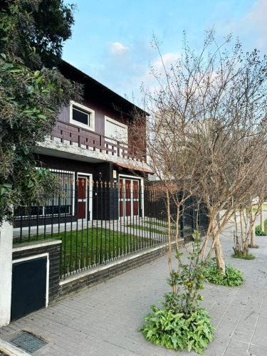 Azul House | Casa Zona Residencial , pileta, garage doble y quincho con parrilla