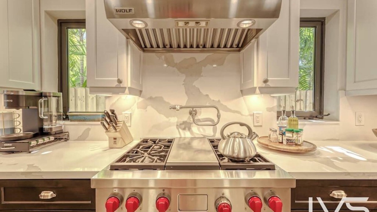 Downtown Fort Lauderdale House | CasaBella- LasOlas, Ride2Bch, HotTub, ChefKitchen