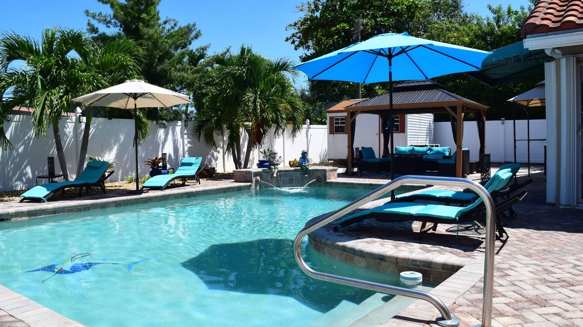 Tropic Palms House | CasaDelray! nYour Spacious 5BR Coastal Retreat nJust Minutes Away From The BEACH