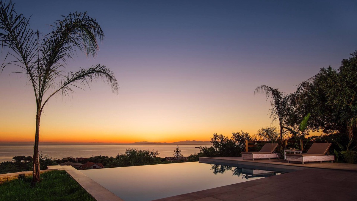 Akrotiri House | CasAelia - Seaview, beautiful sunrises and sunsets.