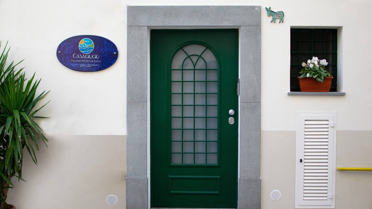 Pucara Apartment | CASAGIUGIUside Vietri's main street with traditional ceramics, restaurants