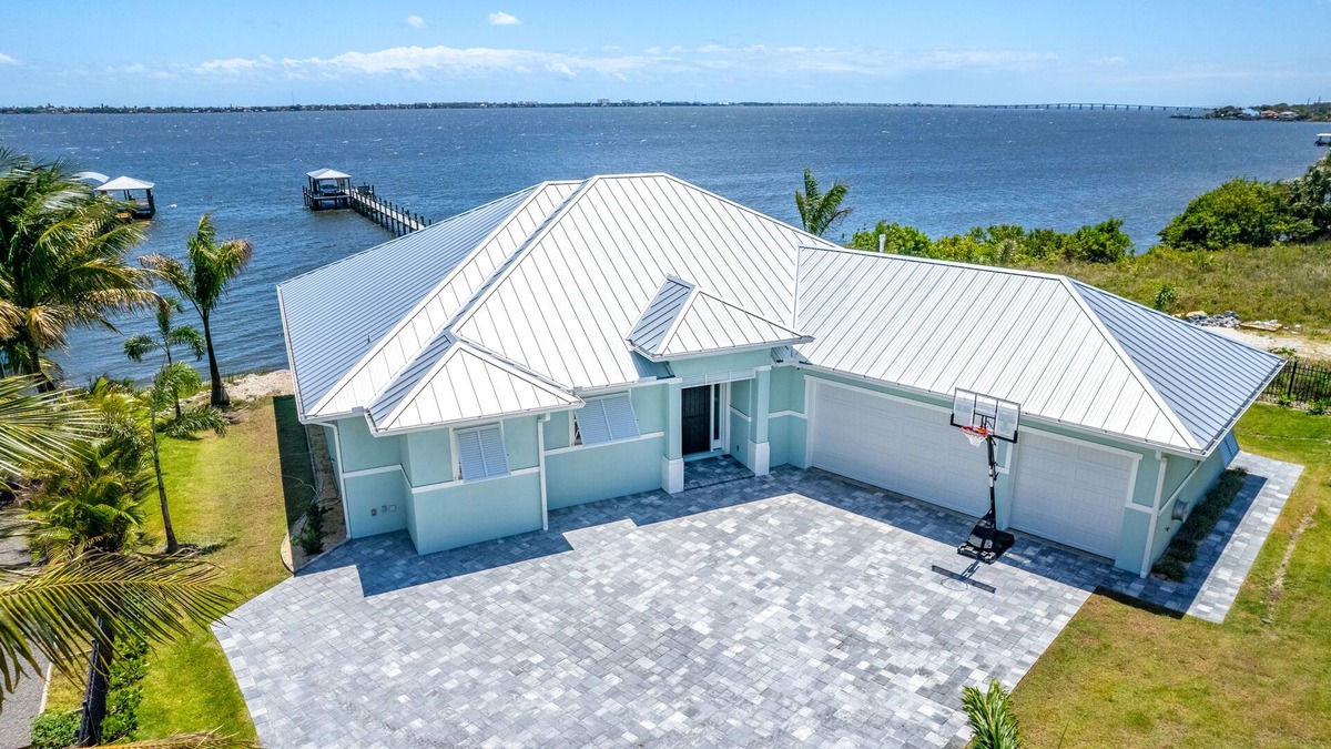 Tropic House | Casamigos. Luxury waterfront-Swim with Dolphins-Private Beach. Pet Friendly!