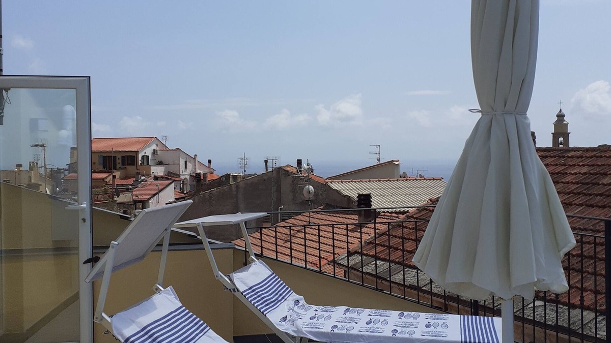 Poggi Apartment | CasaRina Panoramic Terrace from the Mountains to the Sea