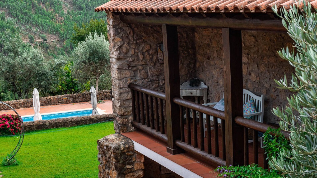 Cumeeira House | Casas Do Favacal - a traditional Xisto house