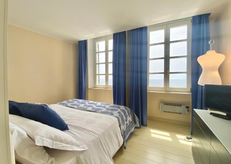 Camogli Apartment | CasaViva - Beachfront Trilo with parking in Camogli