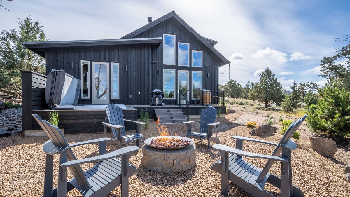 Powell Butte House | Cascade Vista │Golf Cart + E-bikes I Sleeps 4+ 2 kids I Hot Tub