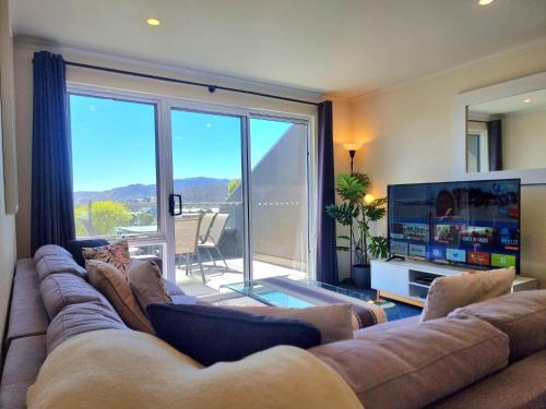 Jindabyne Apartment | Cascades 15 - Amazing Lake Views l Spa Bath l Split Level Apt l Central Location l Wi-Fi