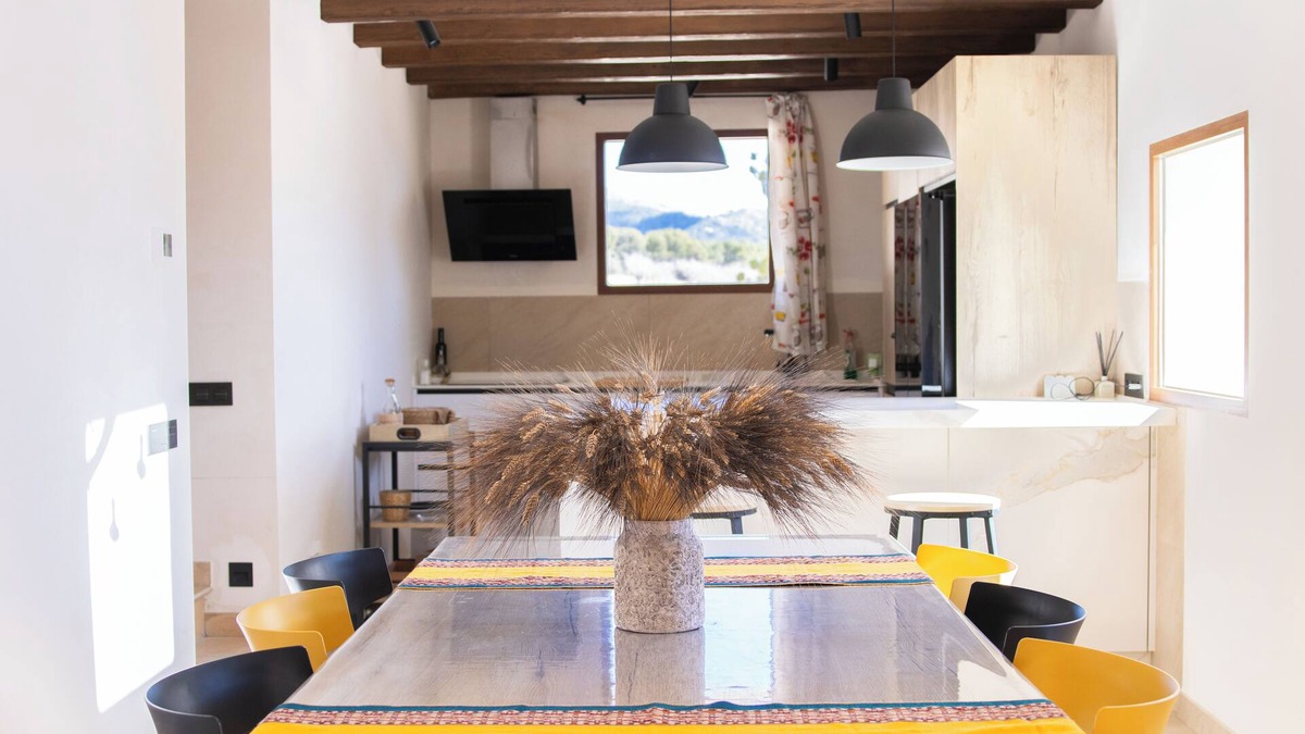 Onil Villa | Caseta Blanca, located in the Alicante area of Onil.