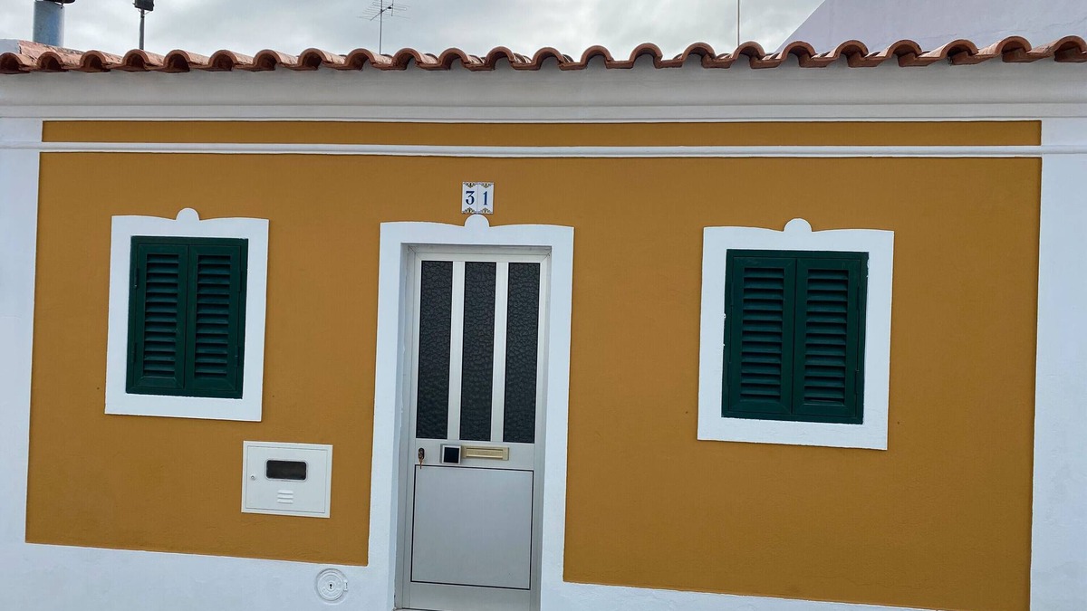 Mora Villa | 'Casinha Amarela' with Wi-Fi