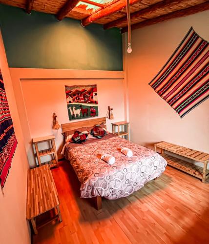 Chivay House | "CASITA DE GERANIOS " con cocina , sala , patio amplio y cochera privada