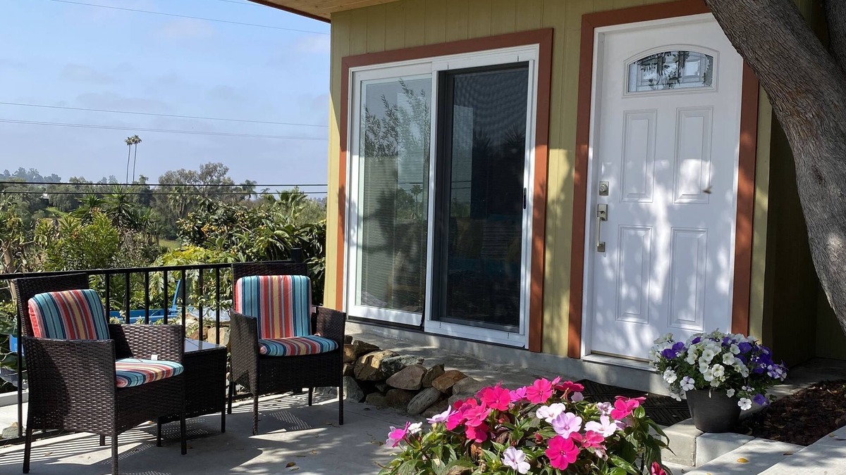 Vista Cottage | Casita w/Mountain Views, kitchenette, bathroom,queen bed, 20 min to the beach