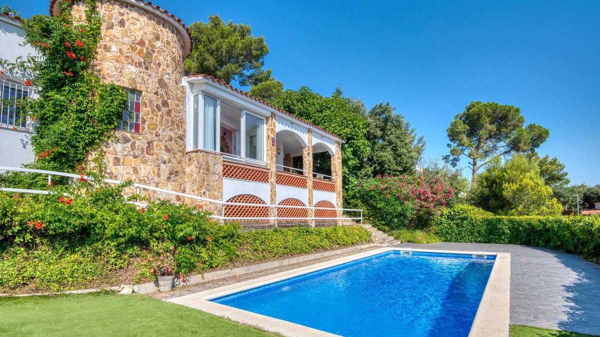 Pals House | CASONA: Spacious family home with private pool in Pals