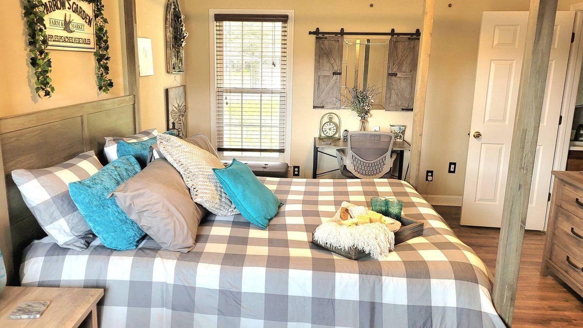 Jackson County Bed & Breakfast | Cast Iron Key Inn: Farm-to-Table Bed & Breakfast