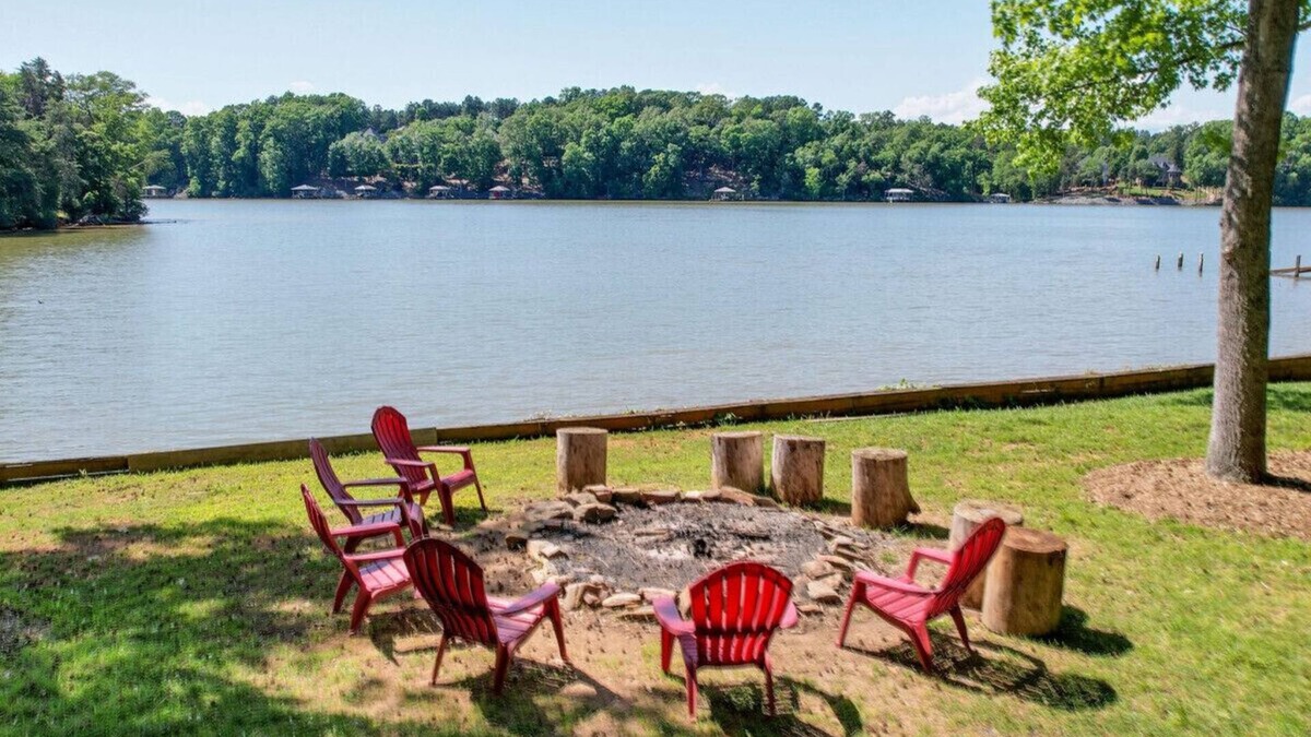 Steele Creek House | Castaway Cove—5 Bed Lakeside Retreat—Boat Rental!